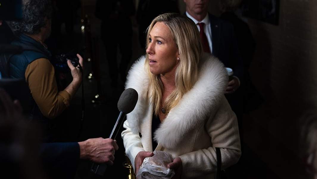 Член палаты представителей от штата Джорджия Марджори Тейлор Грин Марджори Тейлор Грин беседует с журналистами в Капитолии в Вашингтоне