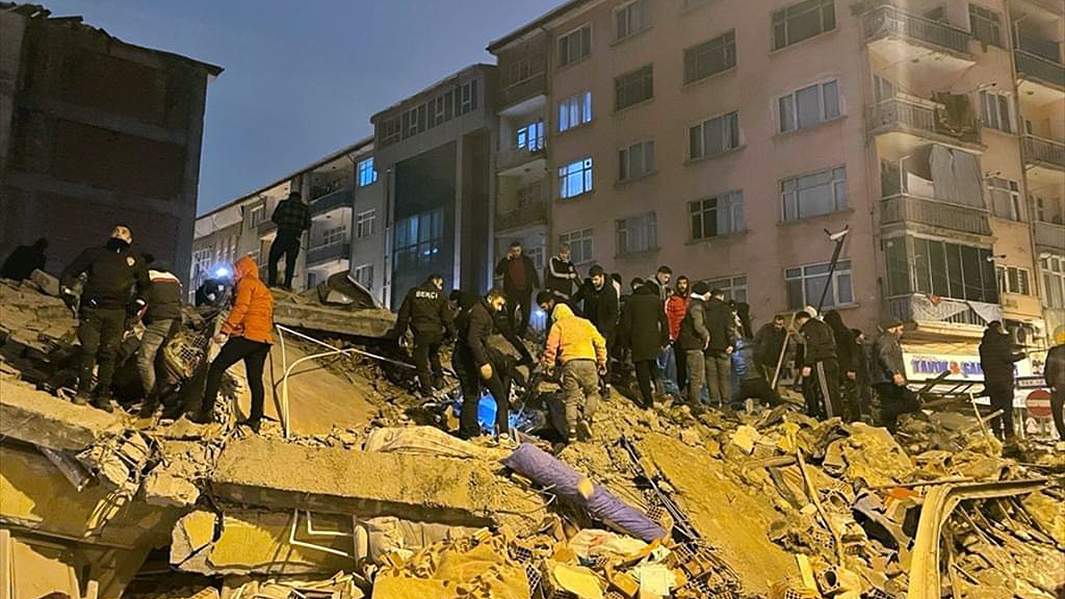 Землетрясение в турции 2022. Землетрясение в доме. Сирия землетрясение 2023. Землетрясение в турции 6 февраля 2023 года. Ходжалинская трагедия.