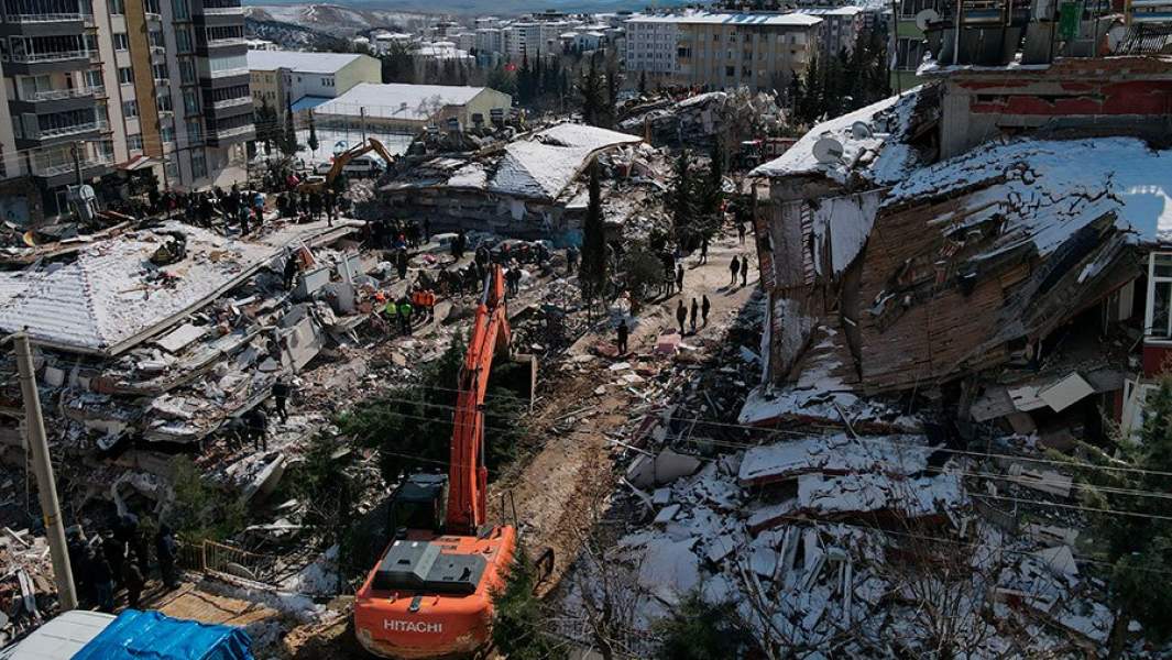 Разбор завалов после землетрясения