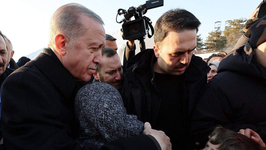 Президент Турции Реджеп Эрдоган с пострадавшими после землетрясения