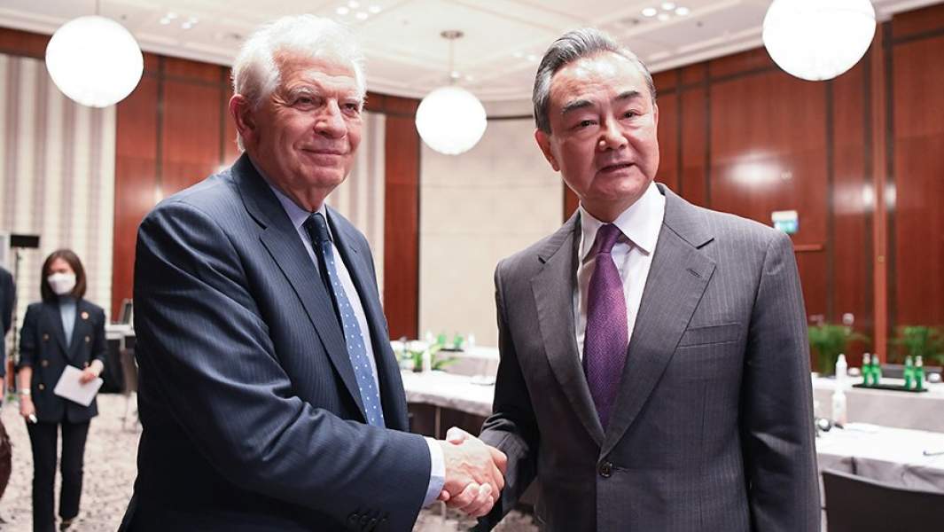 Глава дипломатии Евросоюза Жозеп Боррель и глава канцелярии комиссии ЦК КПК по иностранным делам Ван И во время встречи на Мюнхенской конференции по безопасности