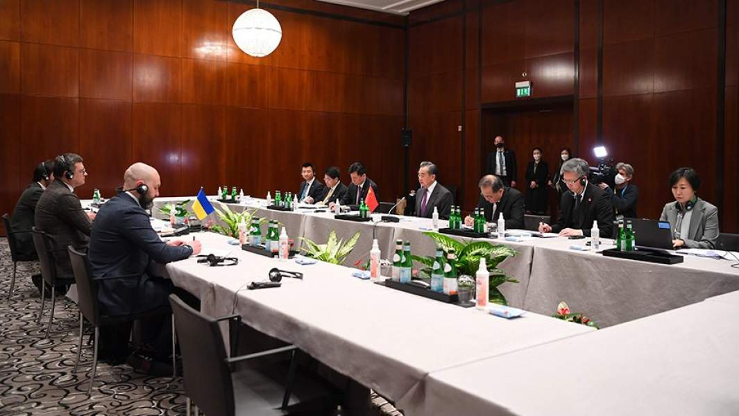 Глава канцелярии комиссии ЦК КПК по иностранным делам Ван И и министр иностранных дел Украины Дмитрий Кулеба во время двухсторонней встречи на международной конференции по безопасности в Мюнхене 