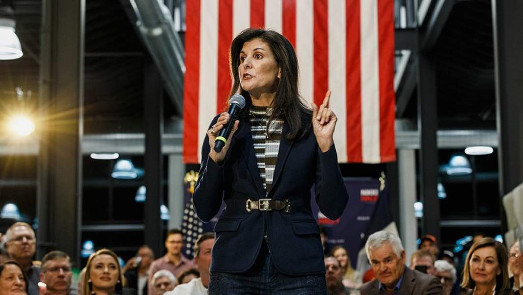 Бывший постоянный представитель США при ООН Никки Хейли выступает перед своими избирателями после выдвижения своей кандидатуры на пост президента США