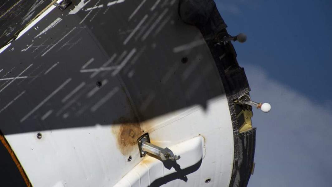 Изображение отверстия в радиаторе системы терморегулирования корабля, сделанное камерами манипулятора американского сегмента МКС