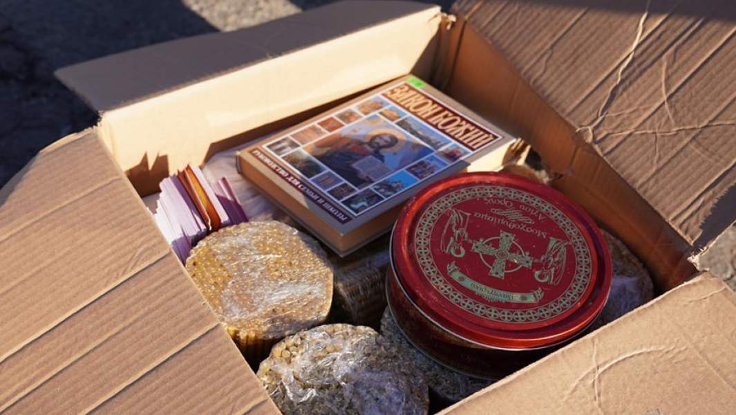 Свечи, литература, лампадное масло от одного из приходов Москвы