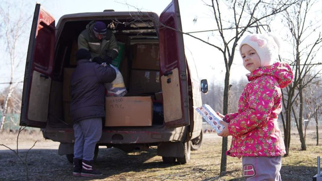 Разгрузка вещей для жителей пострадавшего поселка Сиротино