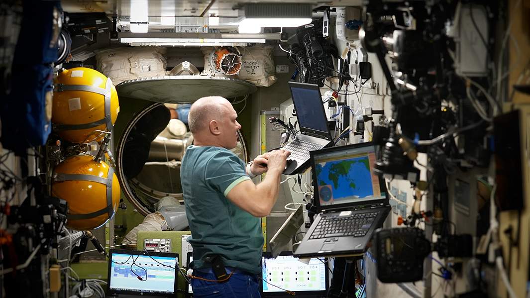 Работа космонавта Олега Артемьева в российском модуле во время экспедиции МКС-67