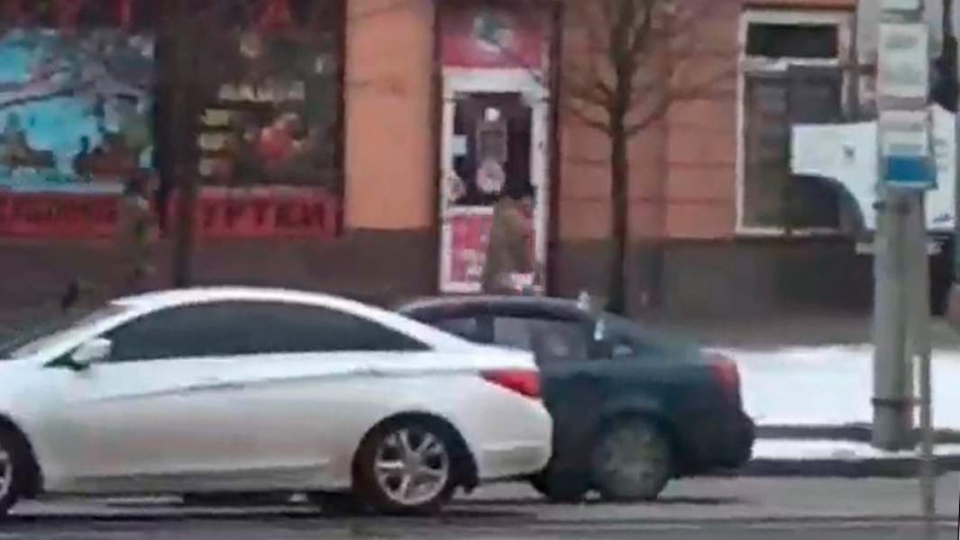 Мужчина убегает от вручения повестки