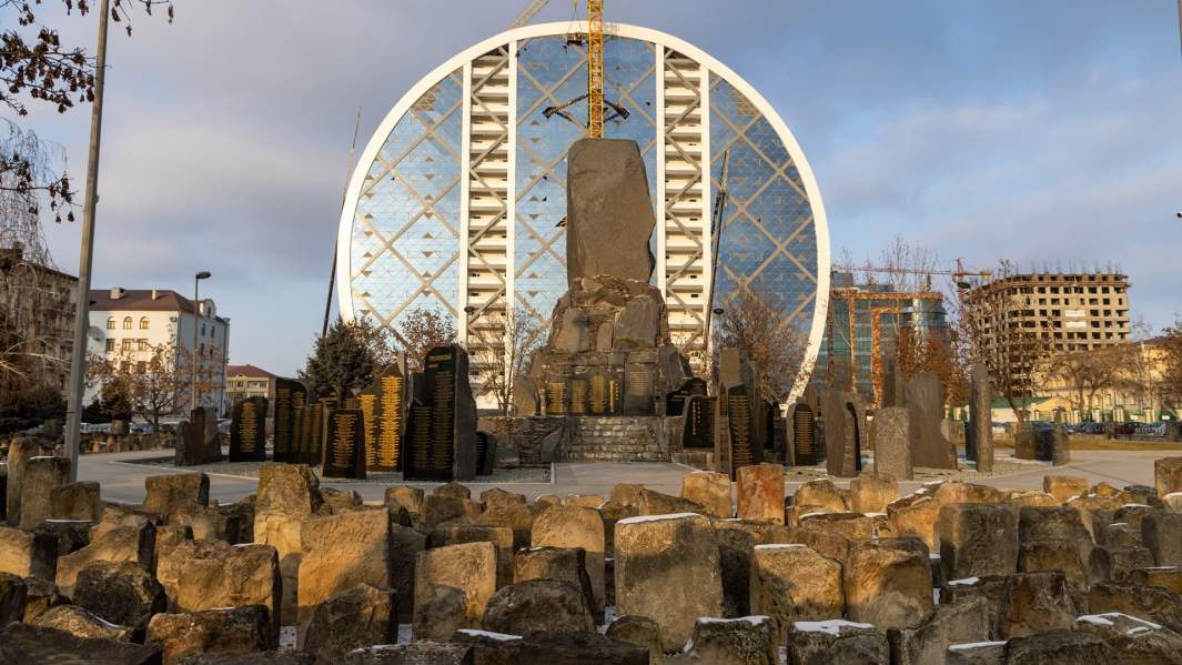 Памятник в Грозном погибшим в борьбе с терроризмом 