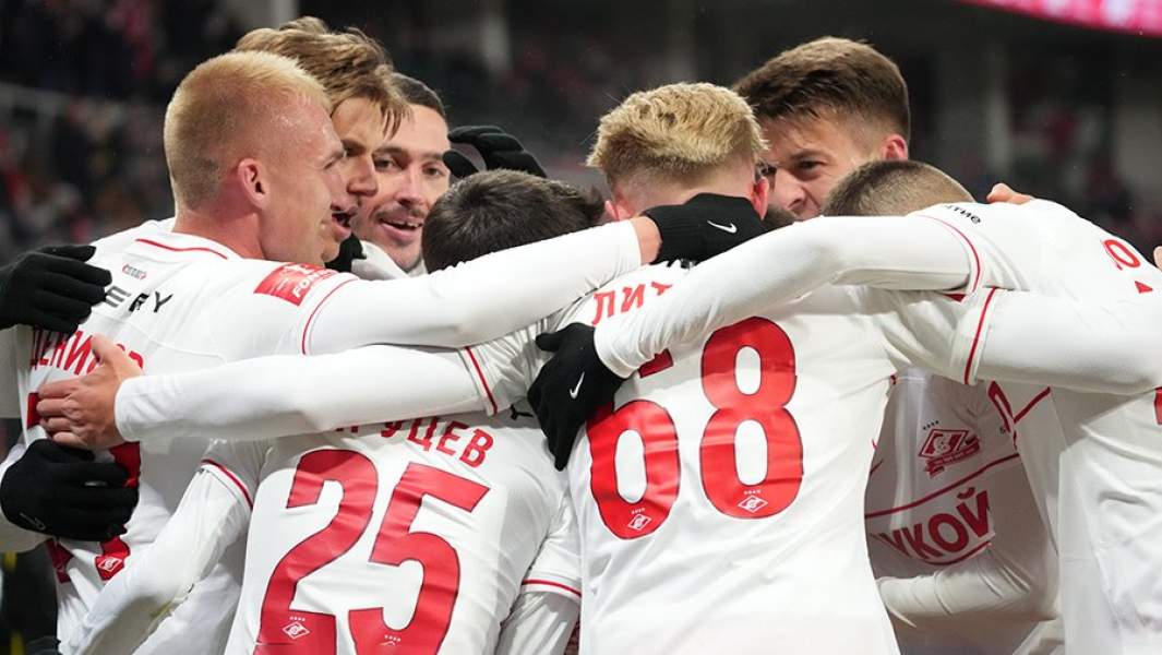 Футболисты «Спартака» отмечают победу в матче