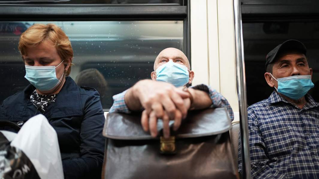 пассажиры метро в одноразовых масках