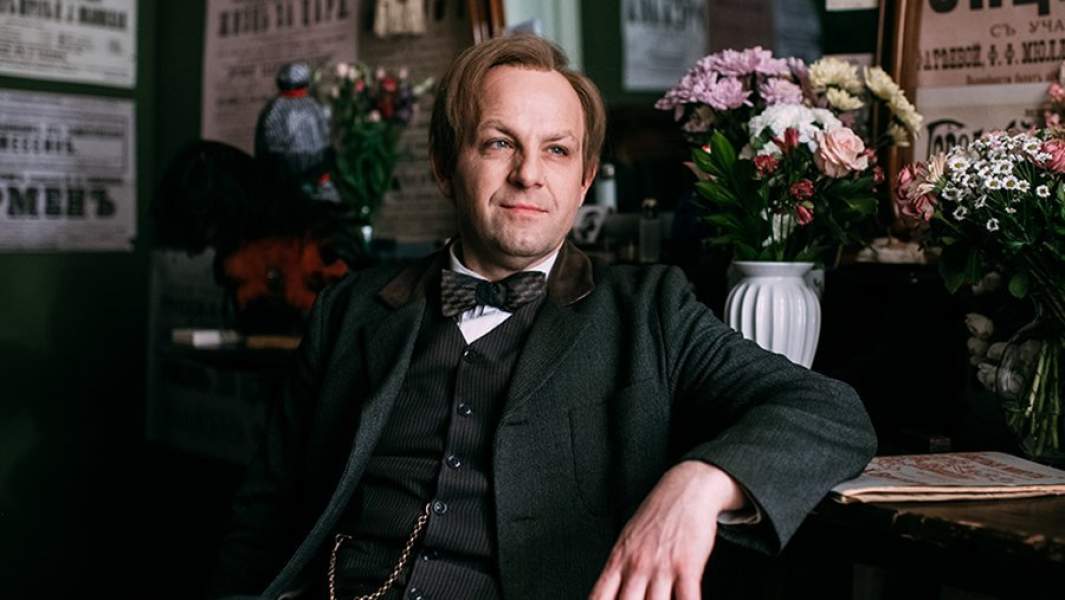 Федор Лавров в роли секретаря Шаляпина Исая Дворщина в сериале «Шаляпин»