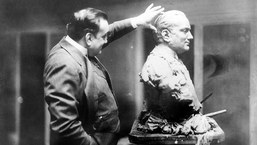 Энрико Карузо проверяет скульптуру себя