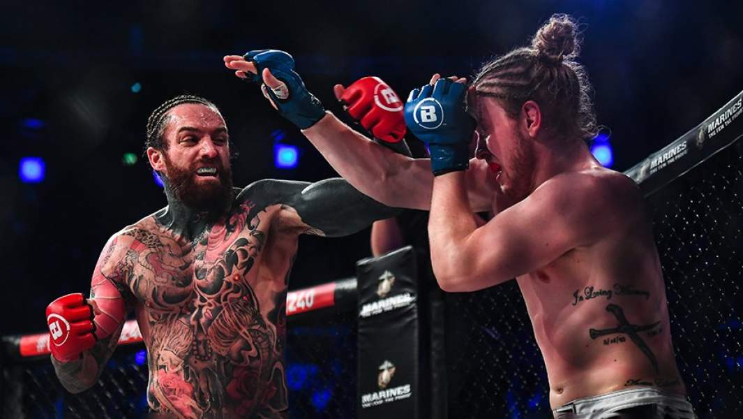 Аарон Чалмерс во время боя с Остином Клемом на турнире Bellator в Дублине. 22 февраля 2020 года
