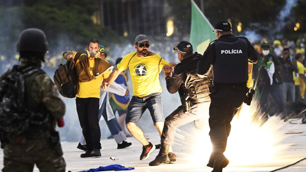 протестующие