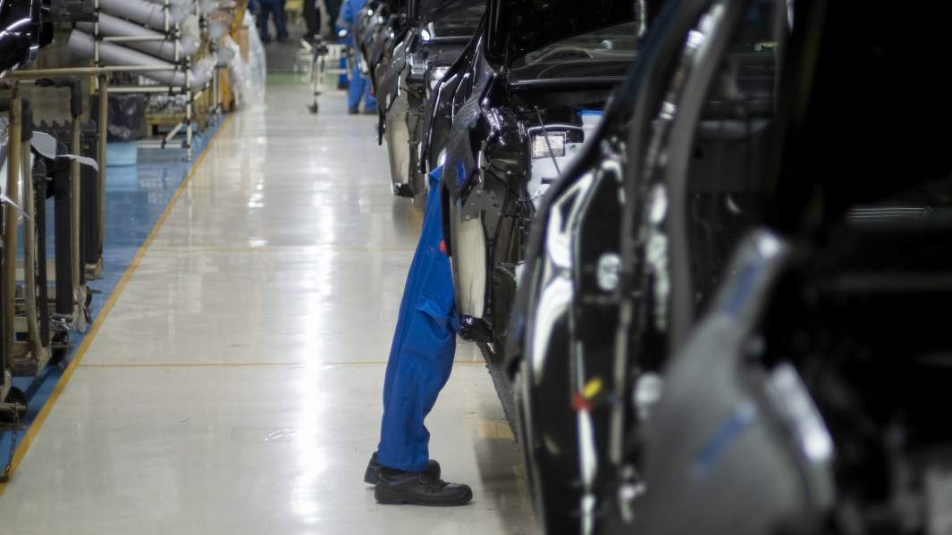Иранский рабочий собирает автомобиль на производственной линии компании Iran Khodro Automaker Company