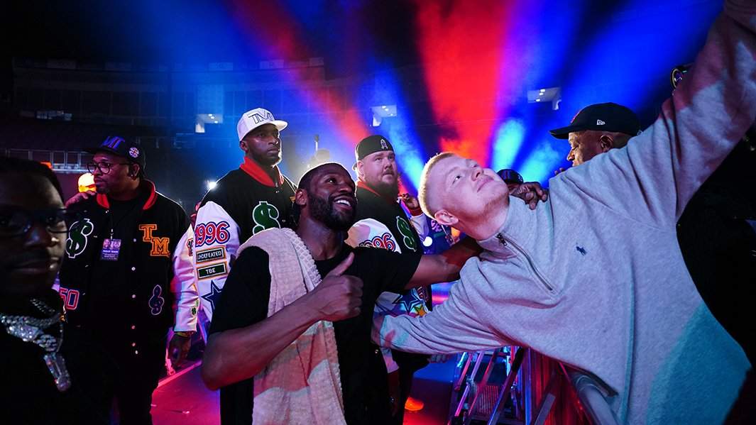 Флойд Мейвезер фотографируется с фанатами после боя с Аароном Чалмерсом 