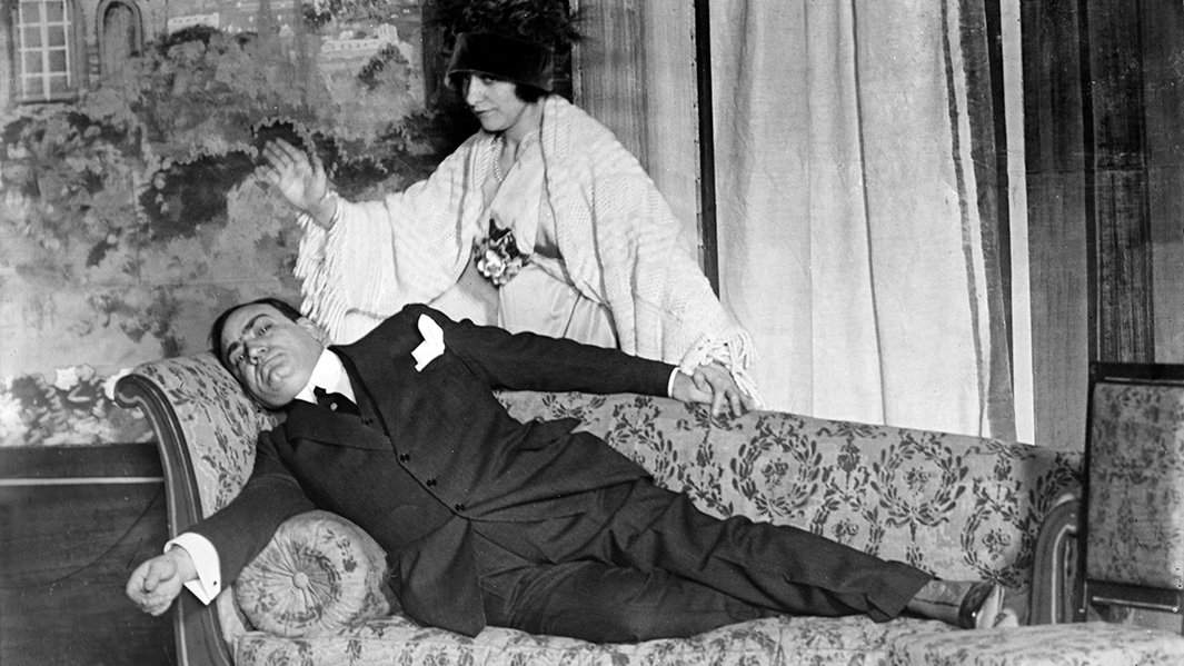 Американская оперная певица Джеральдин Фаррар и Энрико Карузо в опере Гюстава Шарпантье «Жюльен»