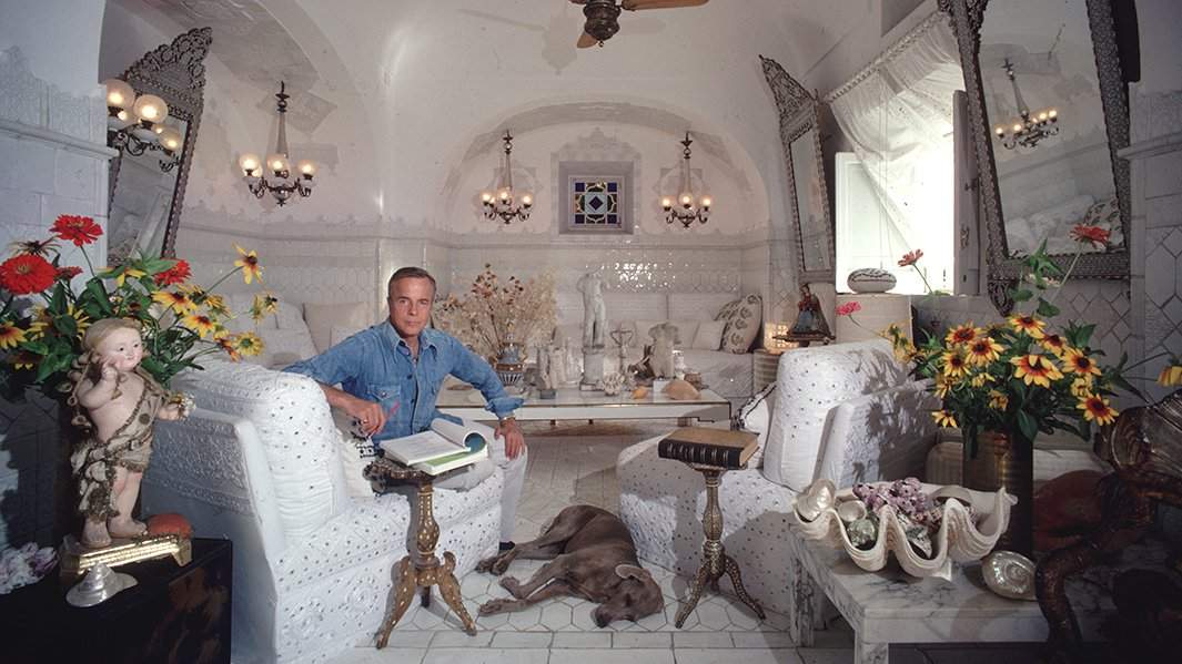 Франко Дзеффирелли у себя дома со своей собакой в ​​Позитано, Италия