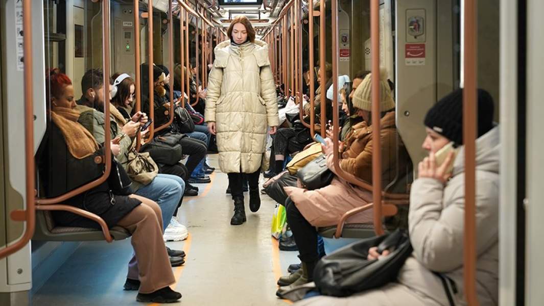 Пассажиры в вагоне метро