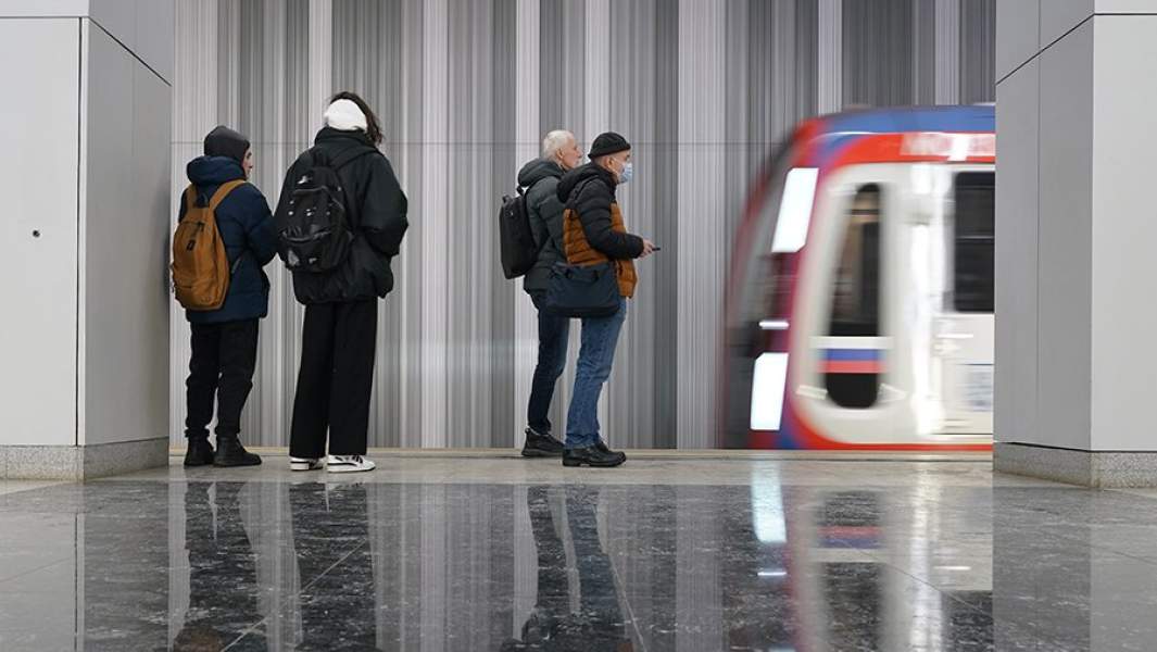 Пассажиры метро на станции