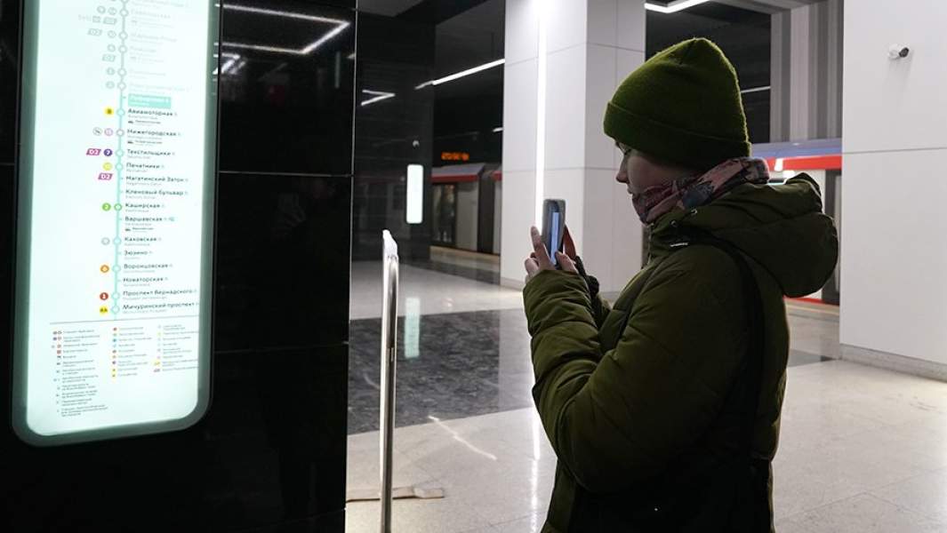 Девушка на станции метро