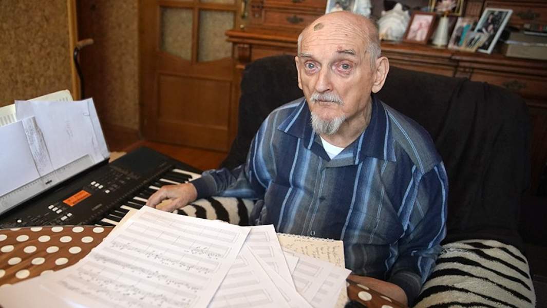 Композитор Геннадий Гладков во время интервью «Известиям»