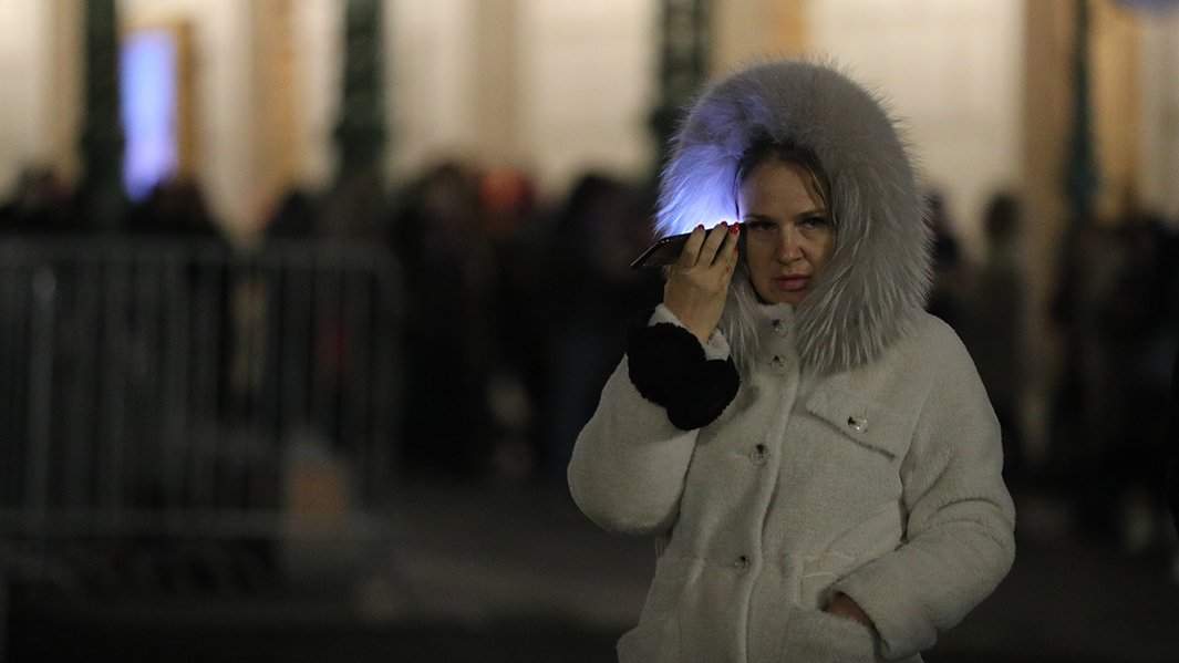 девушка с телефоном