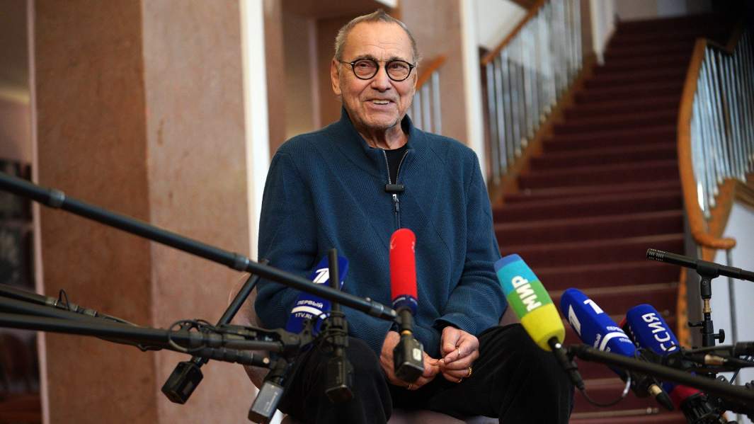 Режиссер, народный артиста РСФСР Андрей Кончаловский во время интервью после показа спектакля «Супружеская жизнь. Перестройка» в Театре им. Моссовета