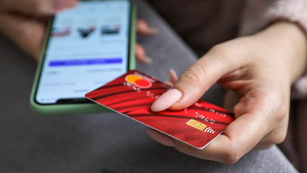 банковская карта с телефоном