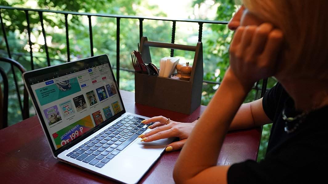 Выбирает на маркетплейсе