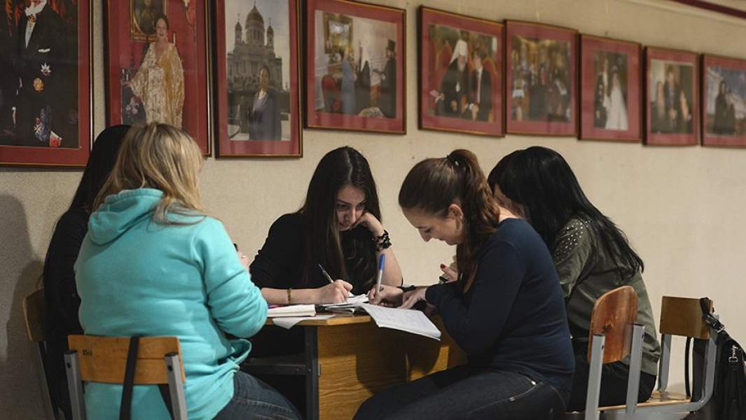 Студенты в библиотеке