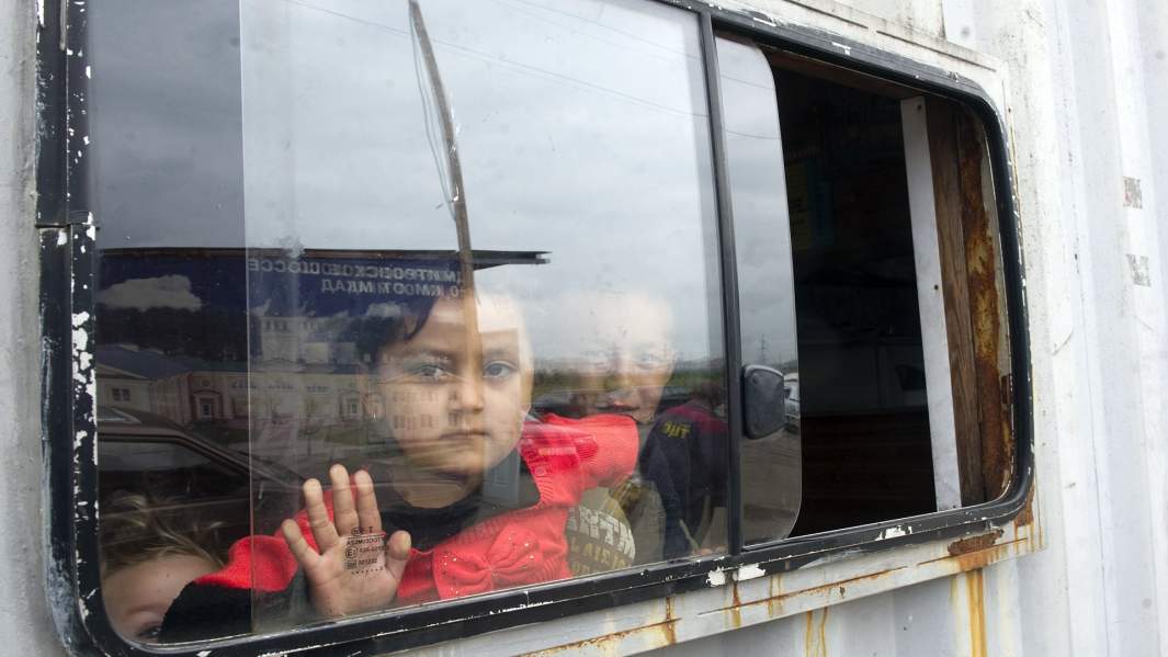 дети в окне