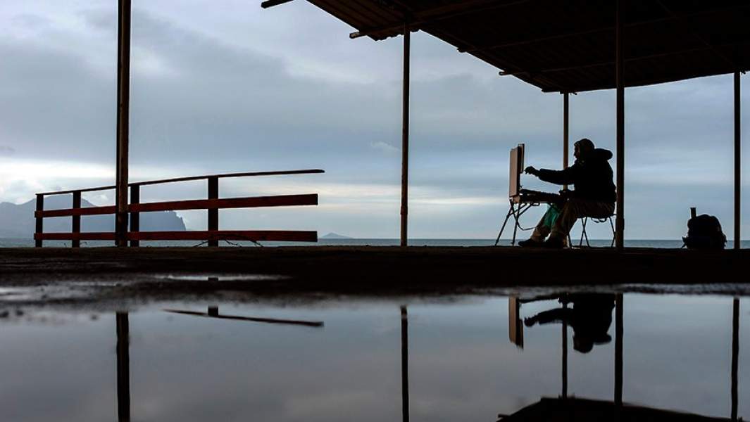 Художник рисует картину