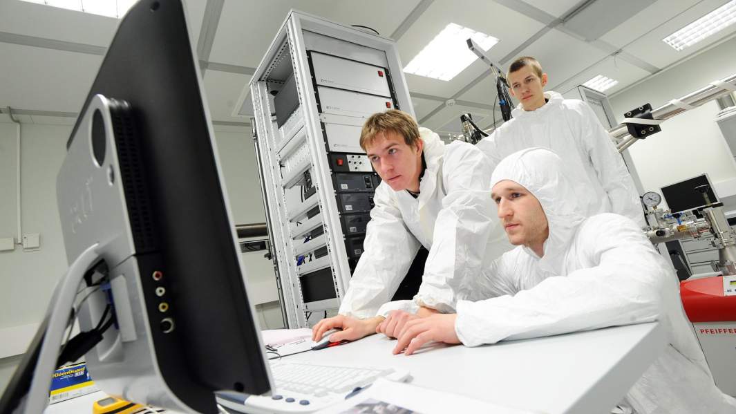 Студенты, инженеры