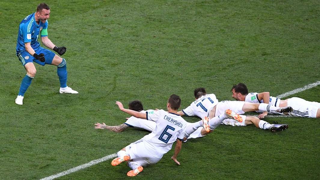 Игорь Акинфеев и игроки сборной России радуются победе в матче 1/8 финала чемпионата мира по футболу между сборными Испании и России, 2018 год