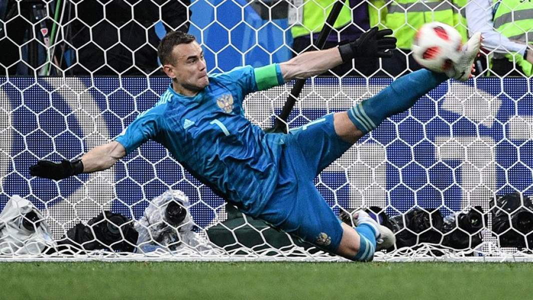 Игорь Акинфеев отбивает мяч в матче 1/8 финала чемпионата мира по футболу между сборными Испании и России