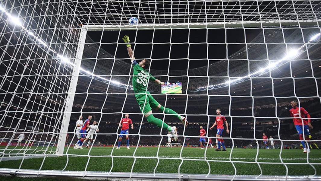 Игорь Акинфеев в матче группового этапа Лиги чемпионов УЕФА между ПФК ЦСКА и ФК «Реал»