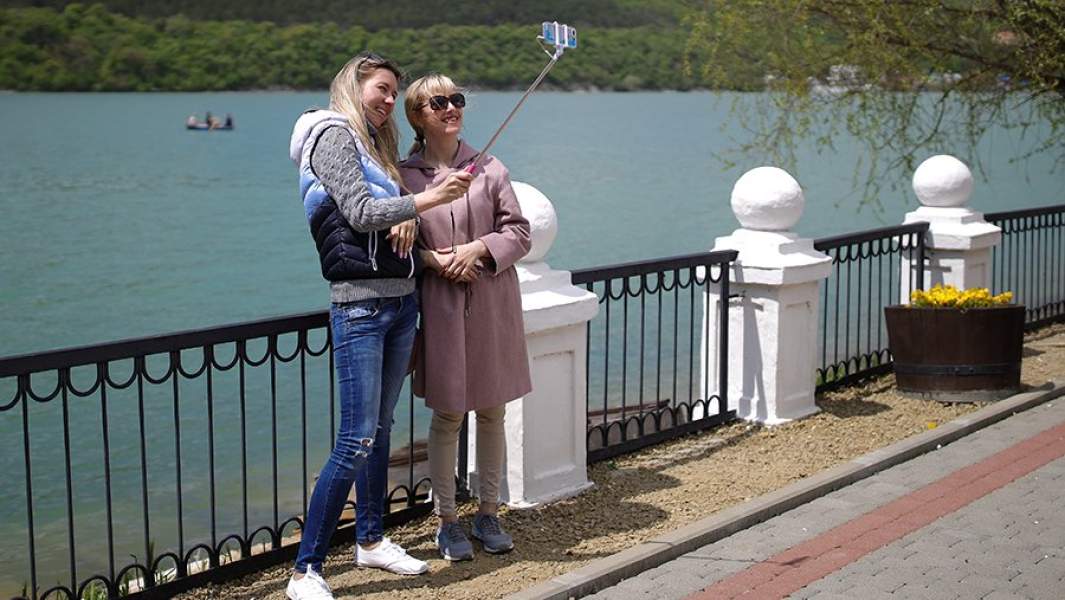 Отдыхающие на набережной озера Абрау в Краснодарском крае