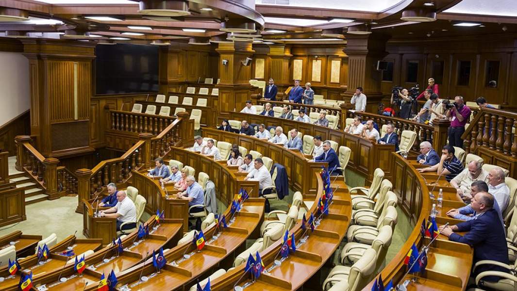 Депутаты на заседании парламента Молдавии в Кишиневе