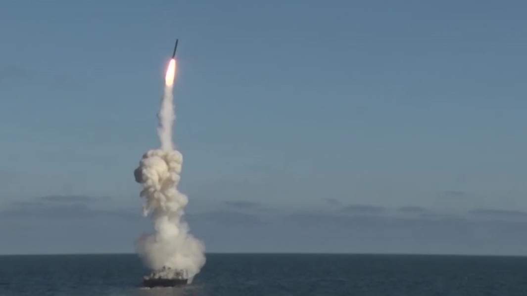 Пуск высокоточной крылатой ракеты "Калибр" 