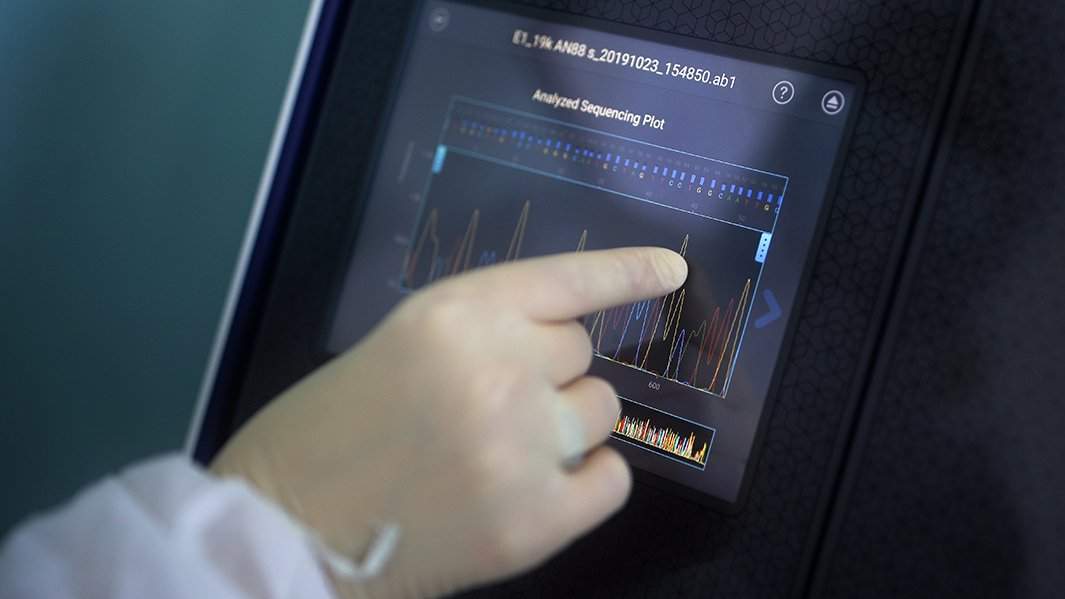 рука в перчатке экран график