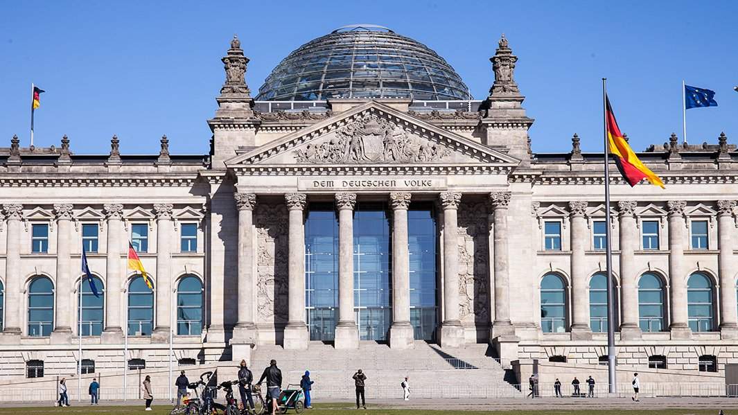 реконструированном здании рейхстага размещается Германский бундестаг