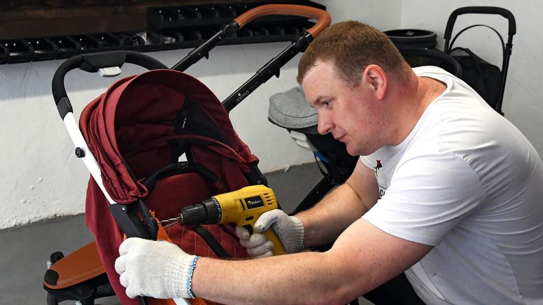самозанятый ремонтирует коляску
