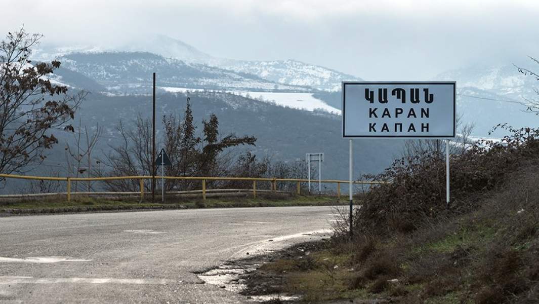 Дорожный указатель в горах Сюникской области Армении