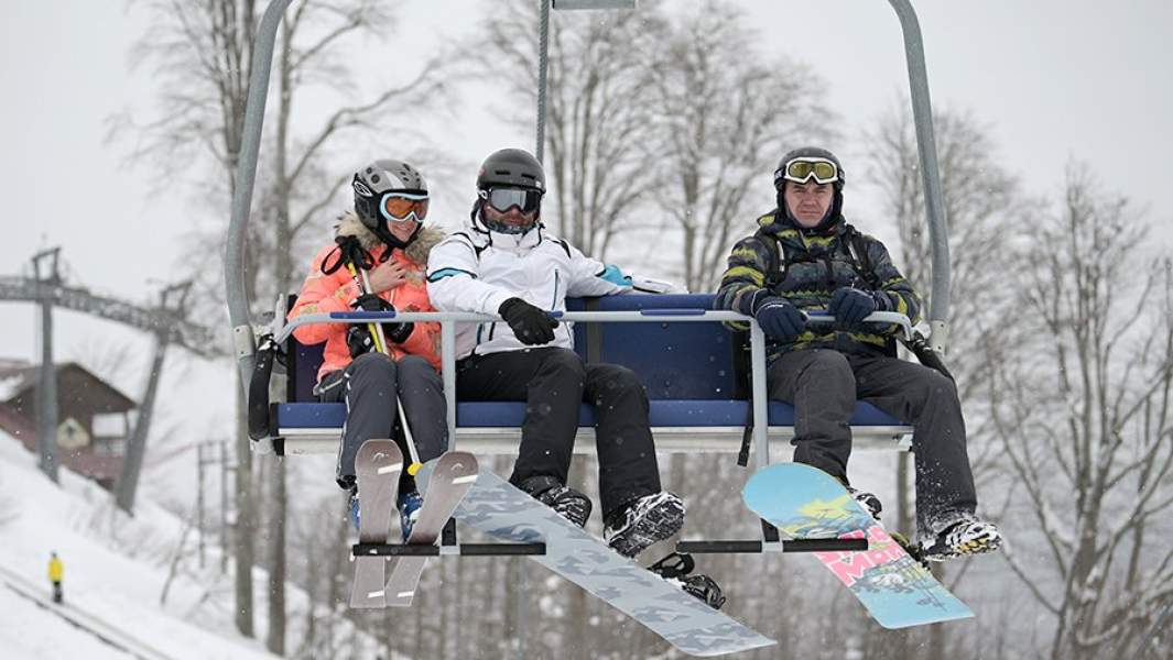 Отдыхающие на подъемнике на горнолыжном курорте «Роза Хутор» в Сочи