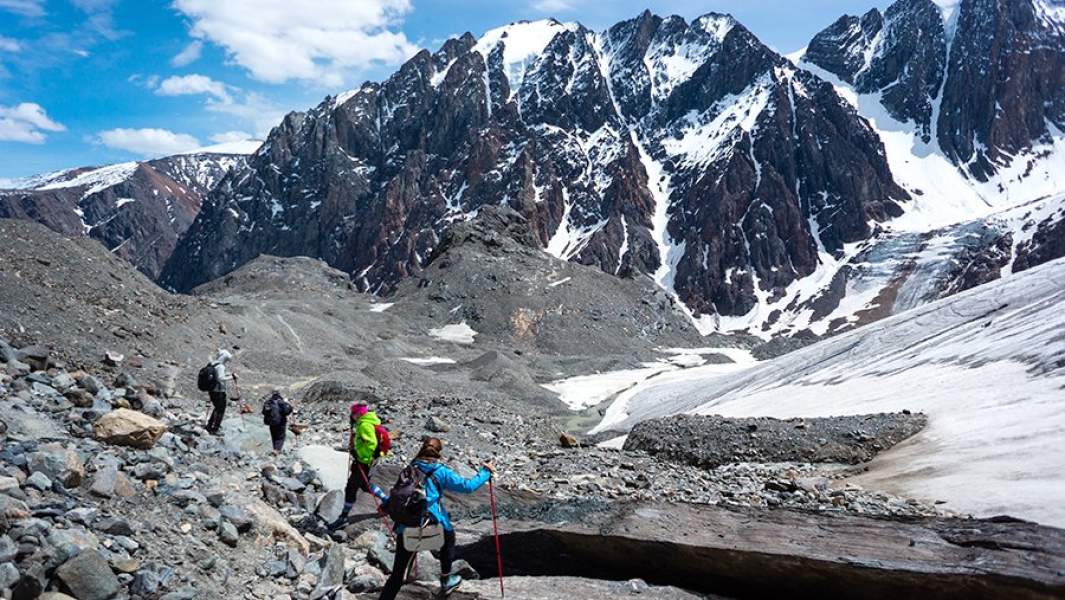 Туристы на тропе в долине Актру в Республике Алтай
