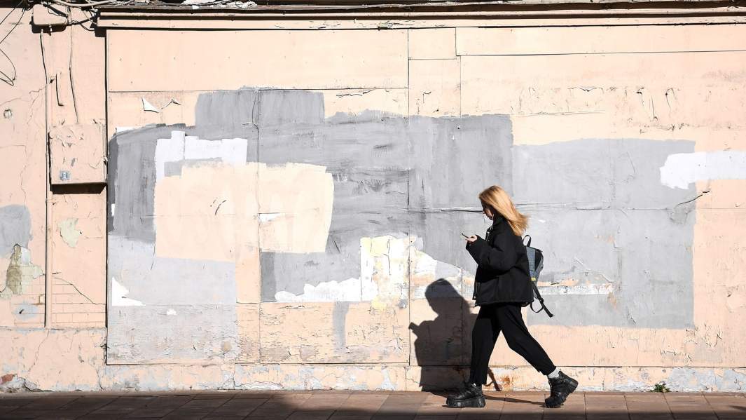 Девушка на одной из улиц Москвы