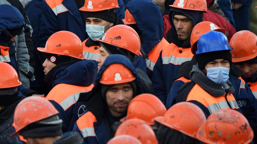 рабочие в касках