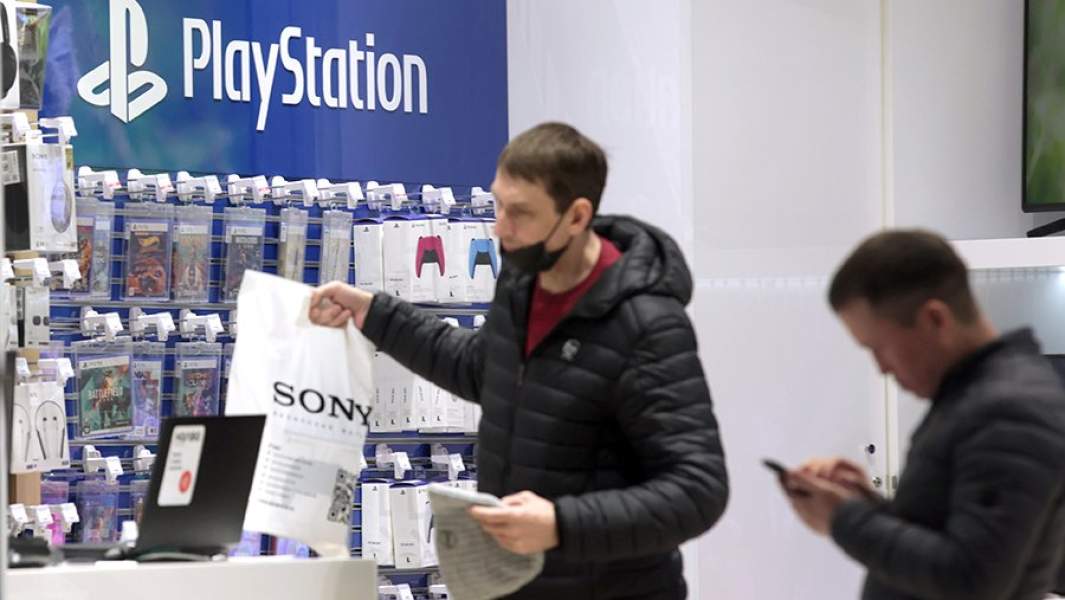 Покупатели в магазине электроники Sony